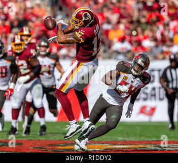 Tampa, Florida, Stati Uniti d'America. Xi Nov, 2018. Washington Redskins wide receiver Michael Floyd (17) non è in grado di effettuare la cattura nel secondo trimestre durante il gioco tra Washington Redskins e il Tampa Bay Buccaneers presso Raymond James Stadium di Tampa, Florida. Del Mecum/CSM/Alamy Live News Foto Stock