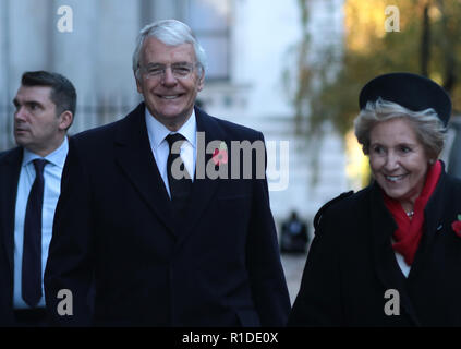 Sir John Major, ex primo ministro britannico, e la moglie di norma, a Downing Street sulla strada per il Ricordo domenica cerimonia presso il cenotafio in Whitehall. La giornata di oggi segna cento anni dopo la fine della Prima Guerra Mondiale. Ricordo Domenica, Londra, il 11 novembre 2018. Foto Stock