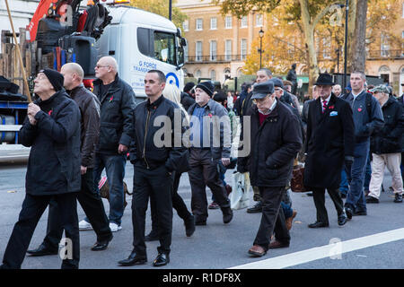 Londra, Regno Unito. 11 Novembre, 2018. I sostenitori di estrema destra Fronte Nazionale marzo da e per il Cenotafio sul ricordo domenica in occasione del centenario della nascita della firma dell'armistizio che ha segnato la fine della Prima Guerra Mondiale. Credito: Mark Kerrison/Alamy Live News Foto Stock