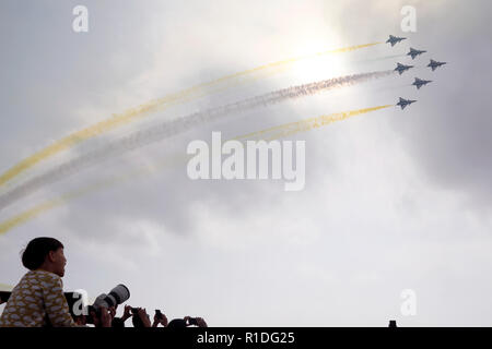 Zhuhai, la Cina della provincia di Guangdong. Xi Nov, 2018. Della Cina di Bayi Aerobatic Team eseguire alla XII China International Aviation e salone aerospaziale Airshow (Cina) di Zhuhai, Cina del sud della provincia di Guangdong, nov. 11, 2018. L'air show chiuso la domenica. Credito: Liu Fang/Xinhua/Alamy Live News Foto Stock