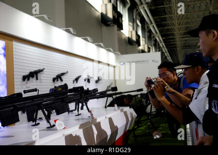 Zhuhai, la Cina della provincia di Guangdong. Xi Nov, 2018. I visitatori di scattare foto di mostre alla XII China International Aviation e salone aerospaziale Airshow (Cina) di Zhuhai, Cina del sud della provincia di Guangdong, nov. 11, 2018. L'air show chiuso la domenica. Credito: Liu Fang/Xinhua/Alamy Live News Foto Stock