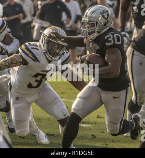 Oakland, la California, Stati Uniti d'America. Xi Nov, 2018. Oakland Raiders running back Jalen Richard (30) Domenica, Novembre 11, 2018 a Oakland-Alameda County Coliseum a Oakland, in California. Il caricabatterie ha sconfitto i raider 20-6. Credito: Al di Golub/ZUMA filo/Alamy Live News Foto Stock