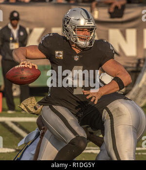 Oakland, la California, Stati Uniti d'America. Xi Nov, 2018. I raider di Oakland quarterback Derek Carr (4) Domenica, Novembre 11, 2018 a Oakland-Alameda County Coliseum a Oakland, in California. Il caricabatterie ha sconfitto i raider 20-6. Credito: Al di Golub/ZUMA filo/Alamy Live News Foto Stock