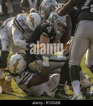 Oakland, la California, Stati Uniti d'America. Xi Nov, 2018. I raider di Oakland quarterback Derek Carr (4) nuovamente saccheggiata Domenica, Novembre 11, 2018 a Oakland-Alameda County Coliseum a Oakland, in California. Il caricabatterie ha sconfitto i raider 20-6. Credito: Al di Golub/ZUMA filo/Alamy Live News Foto Stock
