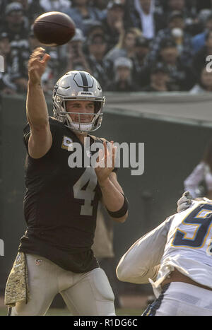 Oakland, la California, Stati Uniti d'America. Xi Nov, 2018. I raider di Oakland quarterback Derek Carr (4) Domenica, Novembre 11, 2018 a Oakland-Alameda County Coliseum a Oakland, in California. Il caricabatterie ha sconfitto i raider 20-6. Credito: Al di Golub/ZUMA filo/Alamy Live News Foto Stock