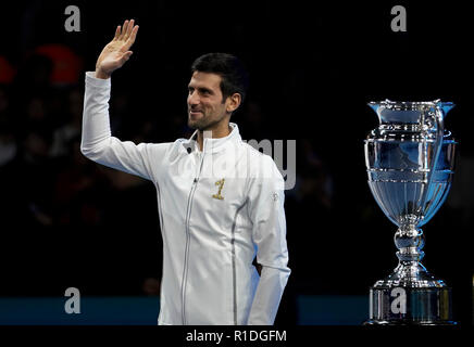 Londra, Regno Unito. Xi Nov, 2018. Novak Djokovic di Serbia pone con il numero uno del mondo trofeo del Giorno Uno di ATP World Tour Finals presso la O2 Arena di Londra, Gran Bretagna il 9 novembre 11, 2018. Credito: Han Yan/Xinhua/Alamy Live News Foto Stock
