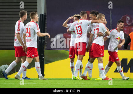 Leipzig, Germania. Xi Nov, 2018. Lipsia si è giocatori celebrare durante un match della Bundesliga tra RB Lipsia e Bayer 04 Leverkusen in Leipzig, Germania, il 9 novembre 11, 2018. Leipzig ha vinto 3-0. Credito: Kevin Voigt/Xinhua/Alamy Live News Foto Stock