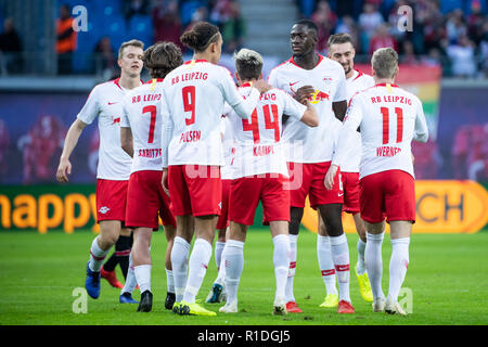 Leipzig, Germania. Xi Nov, 2018. Lipsia si è giocatori celebrare durante un match della Bundesliga tra RB Lipsia e Bayer 04 Leverkusen in Leipzig, Germania, il 9 novembre 11, 2018. Leipzig ha vinto 3-0. Credito: Kevin Voigt/Xinhua/Alamy Live News Foto Stock