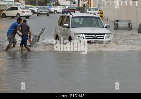 Doha in Qatar. Xi Nov, 2018. Un automobilista aziona attraverso le strade allagate, a causa delle forti piogge a Doha, capitale del Qatar, nov. 11, 2018. Credito: Nikku/Xinhua/Alamy Live News Foto Stock