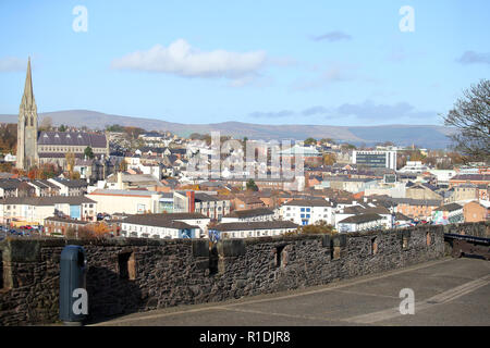 Londonderry, Regno Unito. 08 Nov, 2018. Panoramica della citta'. Alcuni dei peggiori atti di violenza durante gli scontri hanno avuto luogo nella zona, inclusi domenica sanguinante, quando 13 civili sono stati ripresi dall'esercito britannico. Oggi Derry è un'attrazione turistica a causa della politica di pitture murali. Credito: Jonathan Porter/PressEye/dpa/Alamy Live News Foto Stock
