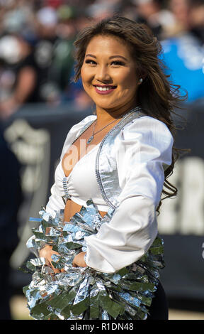 Nov 11 2018 - Oakland CA, U.S.A 0akland Raiders Raiderettes durante la NFL partita di calcio tra Los Angeles Chargers e Oakland Raiders 6-20 perso a O.co Coliseum Stadium Oakland California Thurman James/CSM Foto Stock