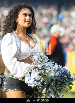 Nov 11 2018 - Oakland CA, U.S.A 0akland Raiders Raiderettes durante la NFL partita di calcio tra Los Angeles Chargers e Oakland Raiders 6-20 perso a O.co Coliseum Stadium Oakland California Thurman James/CSM Foto Stock