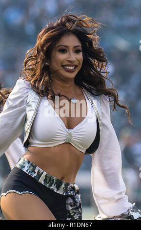 Nov 11 2018 - Oakland CA, U.S.A 0akland Raiders Raiderettes durante la NFL partita di calcio tra Los Angeles Chargers e Oakland Raiders 6-20 perso a O.co Coliseum Stadium Oakland California Thurman James/CSM Foto Stock