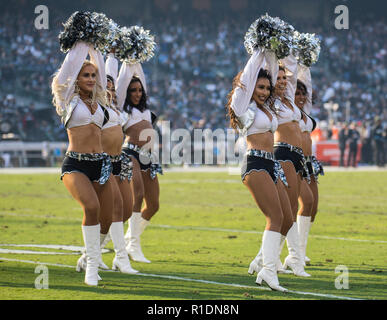 Nov 11 2018 - Oakland CA, U.S.A 0akland Raiders Raiderettes durante la NFL partita di calcio tra Los Angeles Chargers e Oakland Raiders 6-20 perso a O.co Coliseum Stadium Oakland California Thurman James/CSM Foto Stock