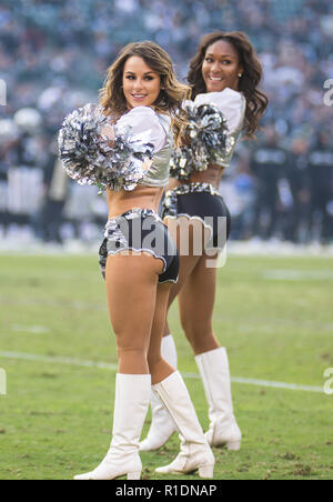 Nov 11 2018 - Oakland CA, U.S.A 0akland Raiders Raiderettes durante la NFL partita di calcio tra Los Angeles Chargers e Oakland Raiders 6-20 perso a O.co Coliseum Stadium Oakland California Thurman James/CSM Foto Stock