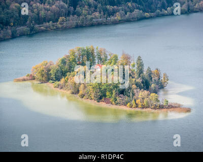 Immagine dell'isola woerth nel lago Schliersee in autunno in Baviera Germania Foto Stock