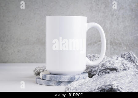 15 oz mug mockup con marmo montagne russe e una coperta di grigio Foto Stock