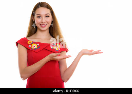 Studio shot di giovani felici bella donna asiatica sorridere mentre s Foto Stock