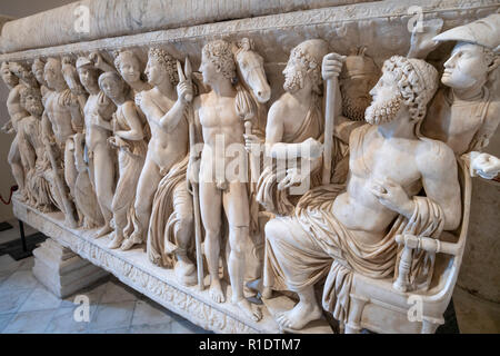 Dettaglio di rilievi su un periodo romano, il sarcofago di marmo raffiguranti la vita di Achilies, prima metà del III secolo D.C. Musei Capitolini. Roma, Foto Stock