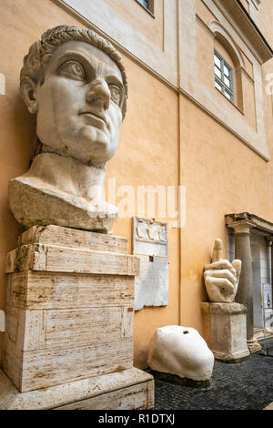 La testa e la mano del Colosso di Costantino nel cortile del Palazzo dei Conservatori, parte dei musei Capitolini di Roma, Italia. Foto Stock