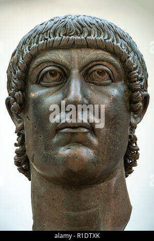 La colossale testa in bronzo di Costantino il Grande nel Palazzo dei Conservatori, parte dei musei Capitolini di Roma, Italia. Foto Stock