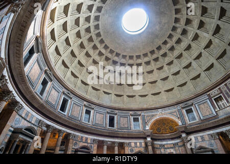 Guardando verso l'alto la cupola del Pantheon di Roma, Italia. Foto Stock