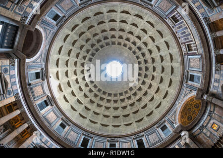 Guardando verso l'alto la cupola del Pantheon di Roma, Italia. Foto Stock