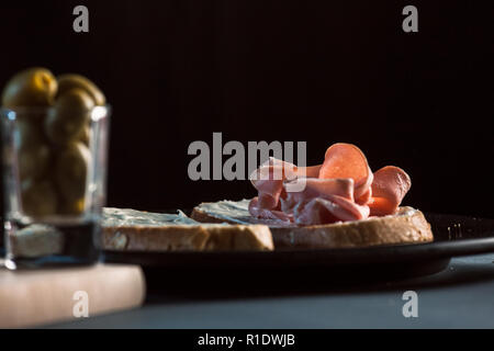 Sandwich con mortadela e pomodoro e olive Foto Stock