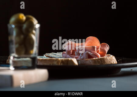 Sandwich con mortadela e pomodoro e olive Foto Stock