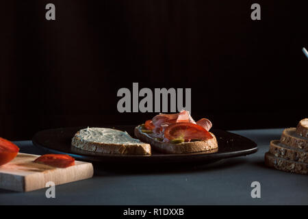 Sandwich con mortadela e pomodoro e olive Foto Stock