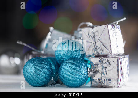 Set di ornamenti per l'albero di Natale, diverse sfere blu, altri argento e confezioni regalo avvolto in carta argentata Foto Stock