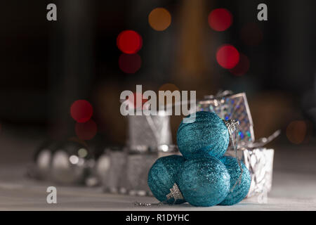 Set di ornamenti per l'albero di Natale, diverse sfere blu, altri argento e confezioni regalo avvolto in carta argentata Foto Stock