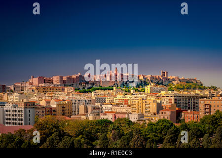 Cagliari al tramonto, capitale della regione Sardegna, Italia. Foto Stock