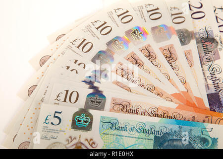 Pound note sparse su sfondo bianco Foto Stock