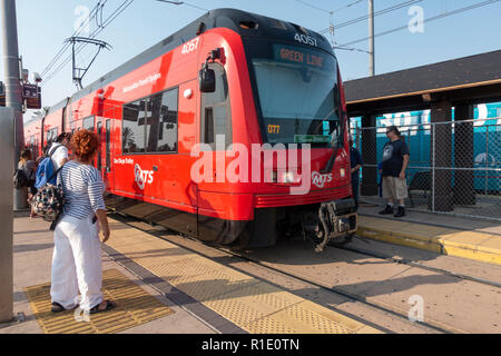 Una linea verde carrello MTS (San Diego Metropolitan Transit System) in corrispondenza di una stazione a San Diego, California, Stati Uniti. Foto Stock