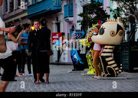 L'Avana, Cuba - Novembre 26, 2015: Xico sculture su San Francisco de Asis Square nella Città dell Avana, Cuba. Questo cane 16 sculture che simboleggia l'amicizia Foto Stock