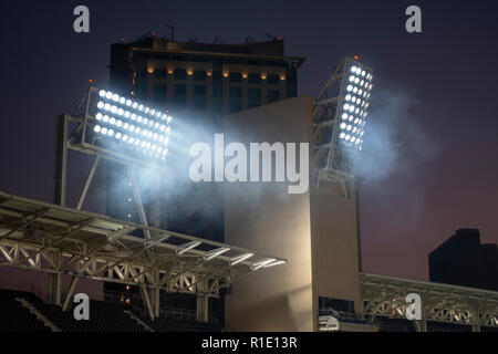 Haze dal cibo concessioni di fronte i proiettori in Petco Park, casa dei San Diego Padres squadra di baseball, San Diego, California, Stati Uniti. Foto Stock