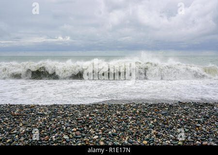 Il mare della costa del Mar Nero durante le tempeste, le ondate, ciottoli su un litorale Foto Stock
