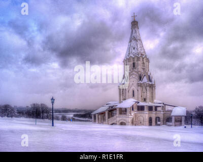 Vista invernale di ascensione chiesa dopo la nevicata nel Kolomenskoe, Mosca Foto Stock
