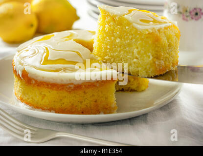 Limone light drizzle Victoria Sponge layer cake slice Foto Stock