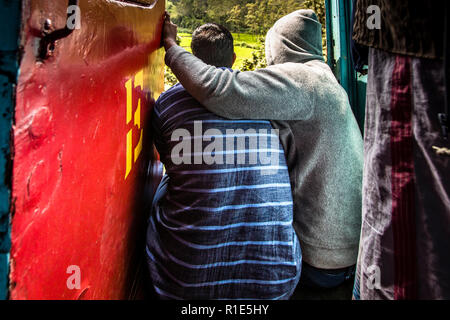 Posti alle porte del treno espresso in Sri Lanka sono ambite Foto Stock