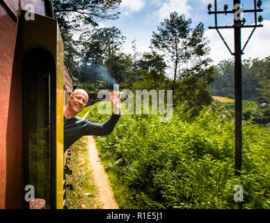 Treno espresso in Sri Lanka. Durante il giro in treno, Georg Berg affida la sua macchina fotografica a un passeggero e gli lascia scattare una foto Foto Stock