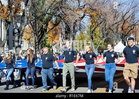 Prescott, Arizona, Stati Uniti d'America - 10 Novembre 2018: Prescott High School Air Force ROTC JR portando una grande bandiera noi mentre marcia in il veterano del giorno Parad Foto Stock