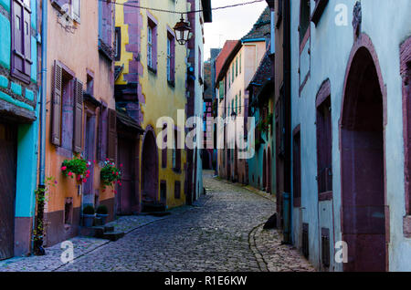 Il borgo medievale di Riquewihr in Alsazia in Francia Foto Stock