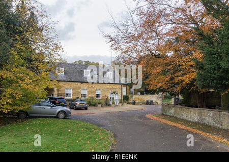 Edifici di motivi di Ecton Hall, Ecton, Northamptonshire, Regno Unito; ora convertiti in unità residenziali. Foto Stock