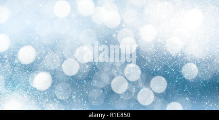Blu scintillante Magic Holiday sullo sfondo. Fiocchi di neve in inverno sfondo sfocato. Brillante lucido celebrazione modello. Foto Stock