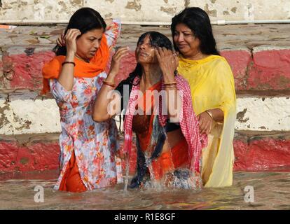 Varanasi, Indù, Santo Fiume Gange. Gli indù la balneazione nel sacro Fiume Gange e offrendo preghiere. Foto Stock