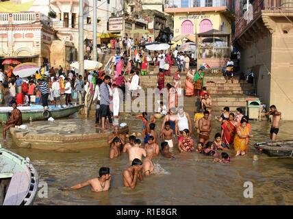 Varanasi, Indù, Santo Fiume Gange. Gli indù la balneazione nel sacro Fiume Gange e offrendo preghiere. Foto Stock