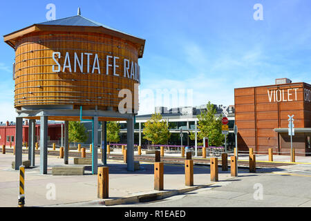 Il legno di Santa Fe Railyard serbatoio di acqua è una pietra miliare nella Railyard arts district lungo i binari della ferrovia e il Mercato Agricolo a Santa Fe, NM Foto Stock