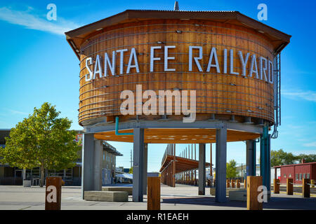 Il legno di Santa Fe Railyard serbatoio di acqua è una pietra miliare nella Railyard arts district lungo i binari della ferrovia e il Mercato Agricolo a Santa Fe, NM Foto Stock